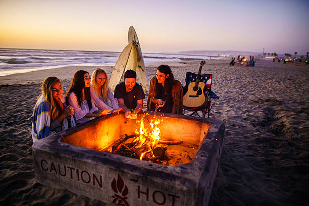 amigos se divertindo na praia de san diego - surfing teenage girls friendship sunset - fotografias e filmes do acervo