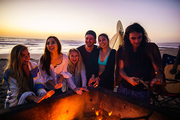 amigos se divertindo na praia de san diego - surfing teenage girls friendship sunset - fotografias e filmes do acervo