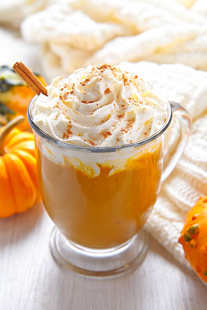 pumpkin latte on white backfround - backfround imagens e fotografias de stock