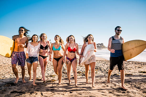 amici che si divertono sulla spiaggia di san diego - untucked foto e immagini stock