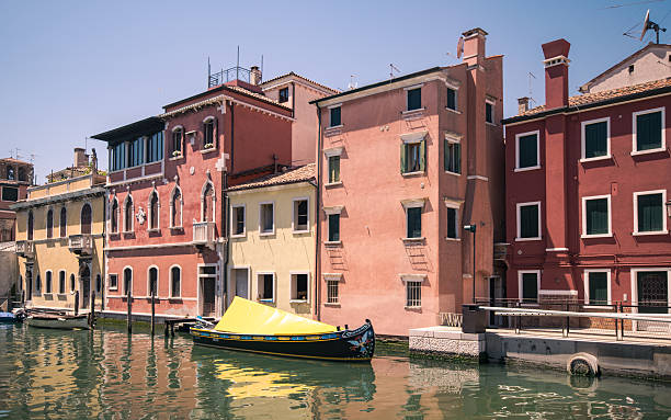 malerische gebäude an den seiten eines kanals in chioggia. - venice italy italy gondola canal stock-fotos und bilder