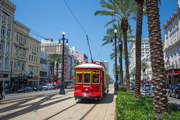 new orleans streetcar line in der innenstadt von new orleans - cable car fotos stock-fotos und bilder