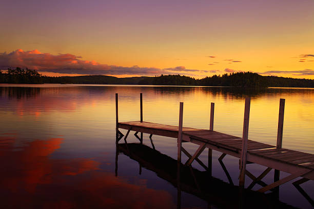 stare molo w jeziorze o zachodzie słońca w maine - travel nature rural scene outdoors zdjęcia i obrazy z banku zdjęć