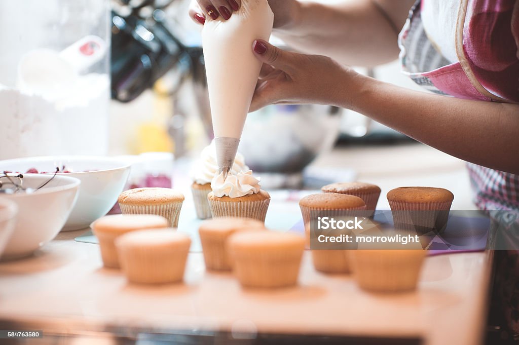 Cucinare i muffin da vicino - Foto stock royalty-free di Cupcake