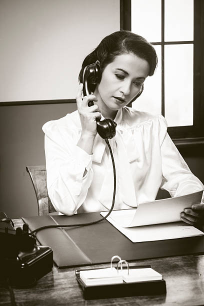 atraente antigo secretário no telefone - customer service representative on the phone retro revival office - fotografias e filmes do acervo