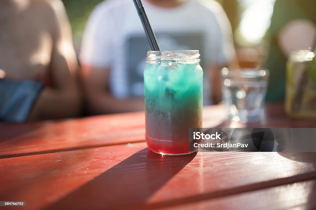 Freunde auf einer Cocktailparty - Lizenzfrei Alkoholisches Getränk Stock-Foto