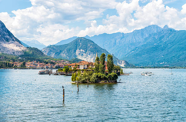 paisaje del lago maggiore con la isla de los pescadores. stresa, italia - islas borromeas fotografías e imágenes de stock