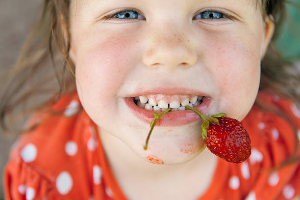 happy child with red currants - one baby girl only fotos imagens e fotografias de stock