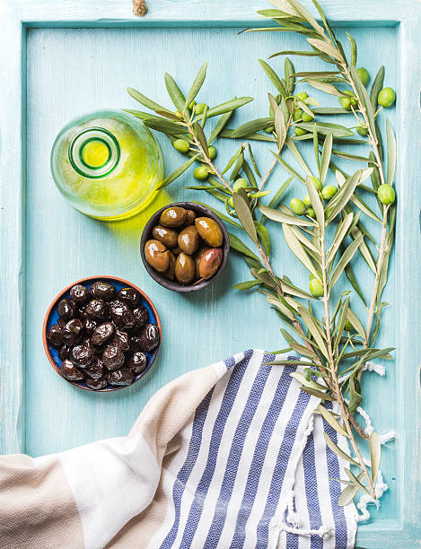 olive verdi e nere, rametti di ulivo - cibo di mediterraneo foto e immagini stock