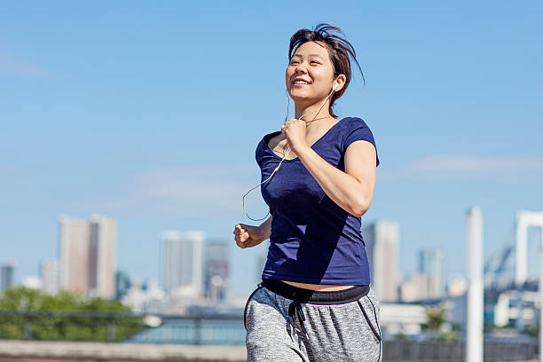 young japanese girl running in the morning at tokyo - asian ethnicity jogging female women imagens e fotografias de stock
