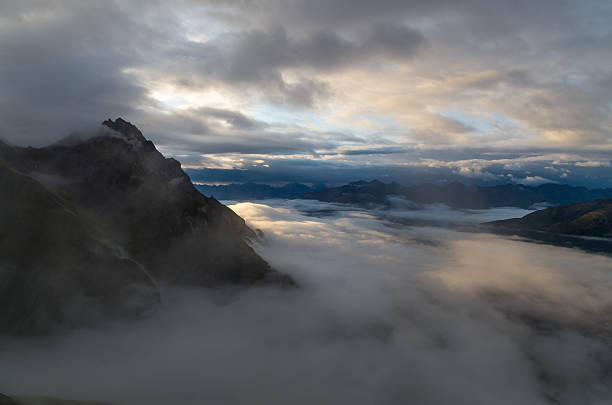 レヒタルアルプス、ティオール、オーストリアで霧の空を持つ日の出 - autumn panoramic lech valley landscape ストックフォトと画像