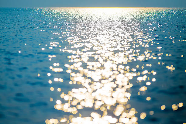 일몰의 물 지평선 - vibrant color reflection sunlight light 뉴스 사진 이미지