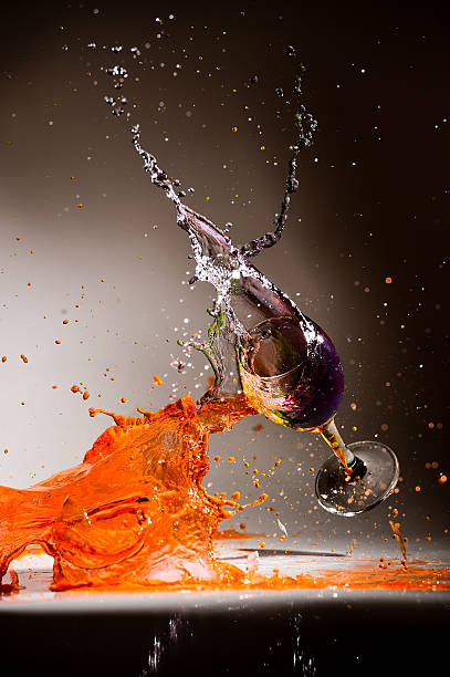 salpicaduras de color de agua en vino de copa sobre fondo aislado - splashing orange fruit water fotografías e imágenes de stock