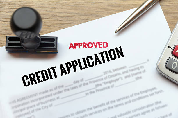 il modulo di domanda di credito approvato è stabilito con timbro - loan giving approved rubber stamp foto e immagini stock