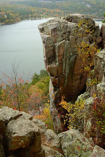 rock formation at wisconsin's devils lake state park - devils lake imagens e fotografias de stock