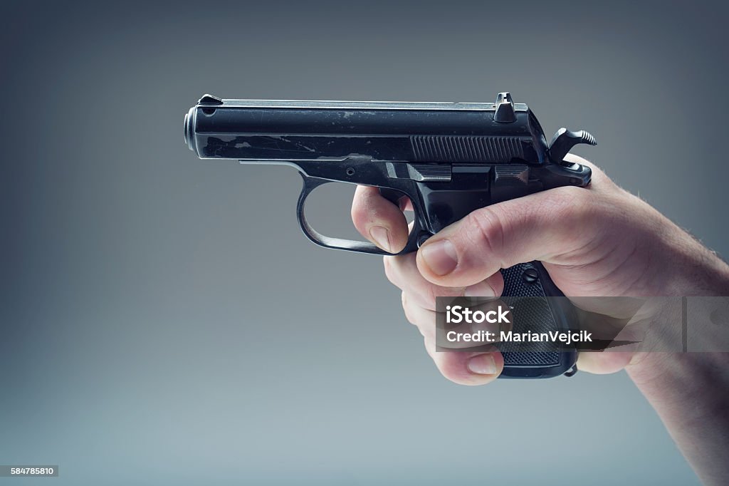무기 총 총을 들고 있는 남자의 손 9mm 권총 강철에 대한 스톡 사진 및 기타 이미지 - 강철, 검은색, 겨냥 - iStock 무기 총 총을 들고 있는 남자의 손 9Mm 권총 강철에 대한 스톡 사진 및 기타 이미지 - 강철, 검은색, 겨냥 - Istock