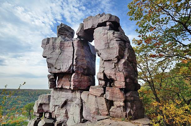 devils doorway at wisconsin's devils lake state park - devils lake imagens e fotografias de stock