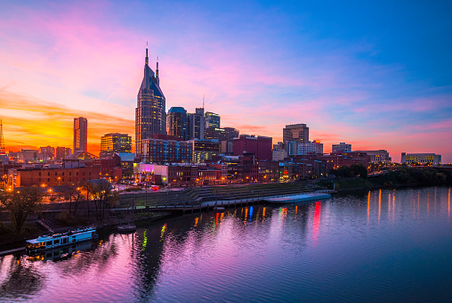 Nashville al anochecer con hermoso cielo y agua photo