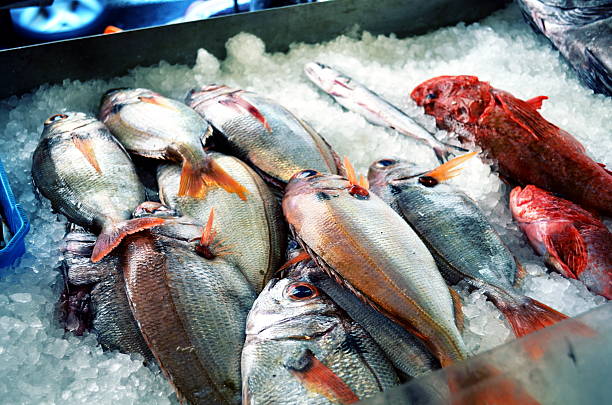свежая рыба на льду на отмечены - fish salmon healthy eating salmon fillet стоковые фото и изображения
