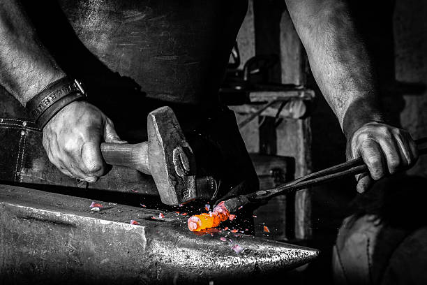 blacksmith - aambeeld stockfoto's en -beelden