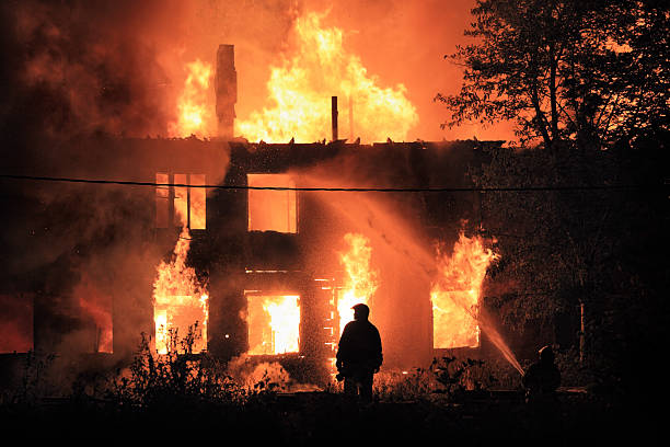 silhouette auf feuer hintergrund - house on fire stock-fotos und bilder