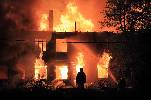 silhueta no fundo do fogo - house fire - fotografias e filmes do acervo