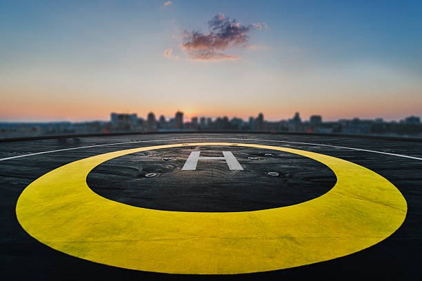 heliporto no telhado de um arranha-céus com vista para a cidade - galloway - fotografias e filmes do acervo