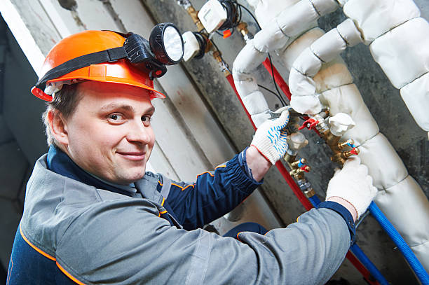 technik hydraulik pracuje z zaworem wodnym - plumber thermostat repairing engineer zdjęcia i obrazy z banku zdjęć