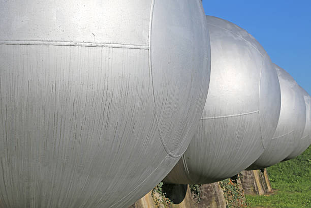 газовый баллон для хранения легковоспламеняющегося пропан-газа - oxygen tank cylinder natural gas storage compartment стоковые фото и изображения