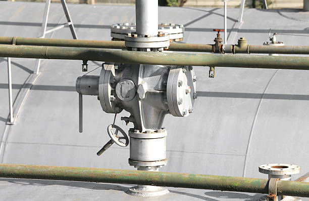 большой шар клапан над огромным сосудом давления газа - oxygen tank cylinder natural gas storage compartment стоковые фото и изображения