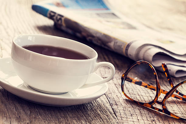 gazeta z filiżanką kawy - reading newspaper break tea zdjęcia i obrazy z banku zdjęć