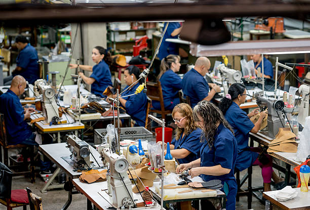 operai che lavorano in fabbrica - industria della moda foto e immagini stock