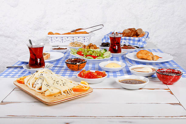 reichhaltiges und köstliches türkisches, griechisches frühstück im santorini - olive oil salad mediterranean cuisine olive stock-fotos und bilder