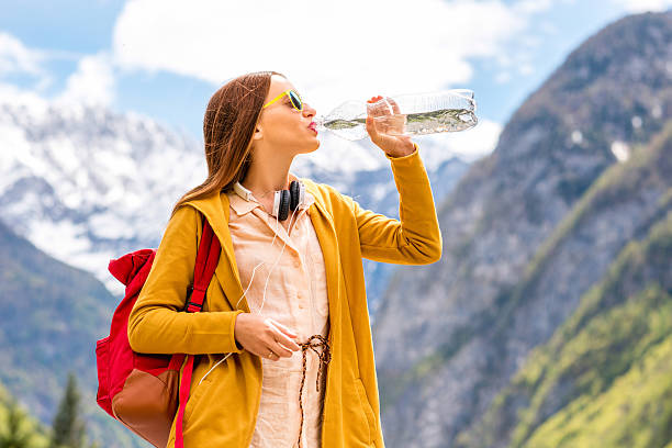 kobieta pije wodę w górach - high peaks audio zdjęcia i obrazy z banku zdjęć