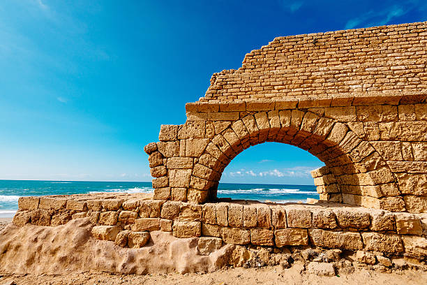 caesarea acueducto cerca de tel aviv y haifa en la costa - cherchell fotografías e imágenes de stock