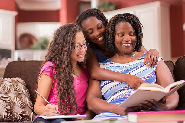 família multiétnica de adolescentes e mãe em casa estudando. - adoption early teens teenager family - fotografias e filmes do acervo