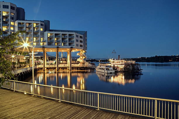 Paddle wheeler pub and inn Hotel near the river evening illumination, paddle wheeler and restaurant new westminster stock pictures, royalty-free photos & images