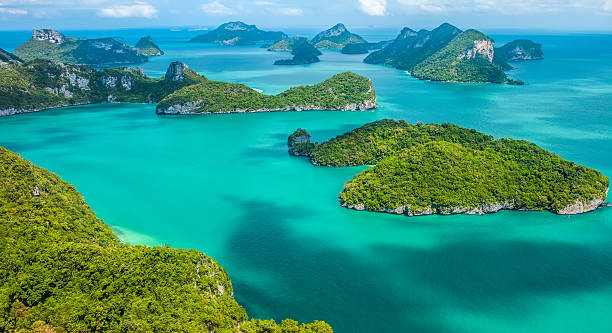 groupe de îles tropicales au parc national marin de ang thong - archipel photos et images de collection