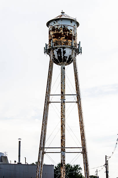 stary zardzewia�ły water tower - water tower zdjęcia i obrazy z banku zdjęć