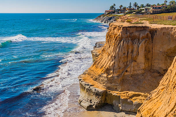 カールスバッドの侵食された崖とサーフィンを壊す、ca - california san diego california beach coastline ストックフォトと画像