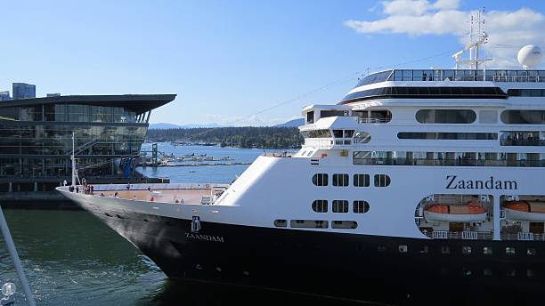 un bateau de croisière quitte vancouver pour une croisière - zaandam photos et images de collection