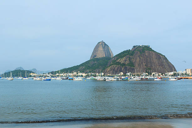 горы «сахарная голова» и гуанабара залив, рио-де-жанейро - sailing ship botafogo brazil mountain sugarloaf mountain стоковые фото и изображения