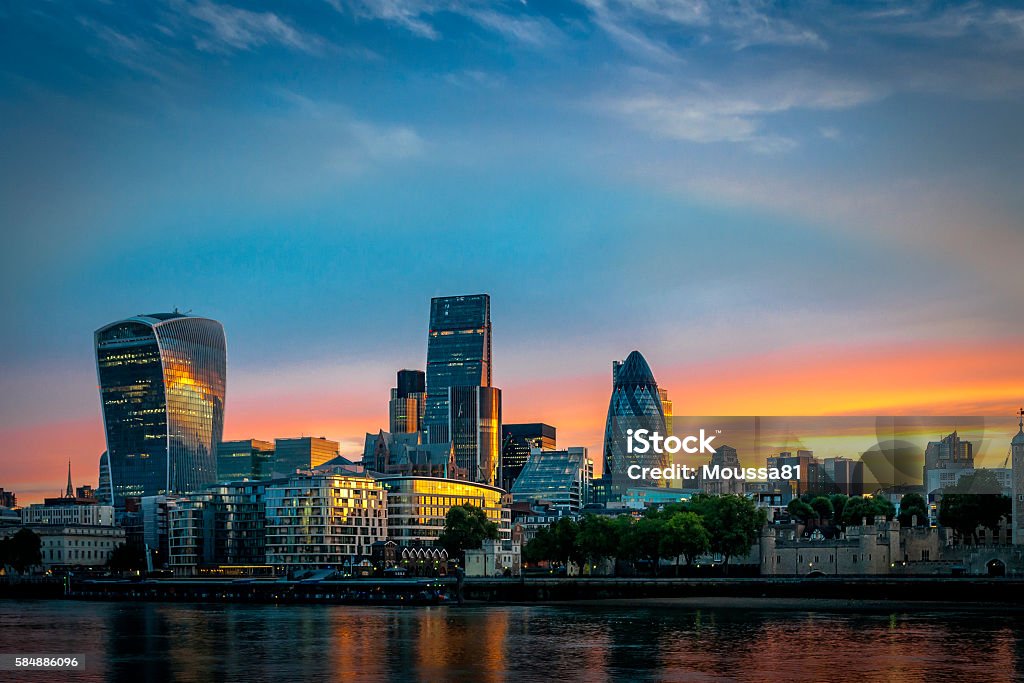 Skyline von The City in London, England bei Sonnenaufgang - Lizenzfrei London - England Stock-Foto