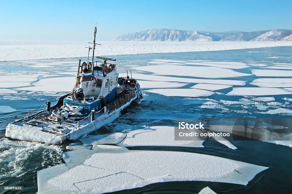 Barco en el lago Baikal. Listvyanka. - Foto de stock de Rompehielos libre de derechos