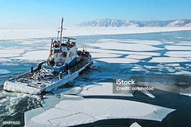 Barco En El Lago Baikal Listvyanka Foto de stock y más banco de imágenes de Rompehielos - Rompehielos, Ártico, Hielo