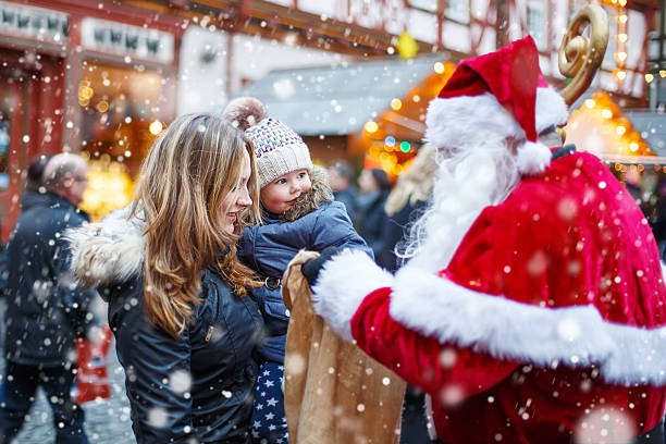 pequeno bebê menina com a mãe no mercado de natal. - christkindlmarkt - fotografias e filmes do acervo