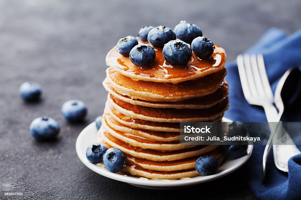 Pfannkuchen oder Fritten mit Heidelbeeren und Honigsirup - Lizenzfrei Eierkuchen-Speise Stock-Foto