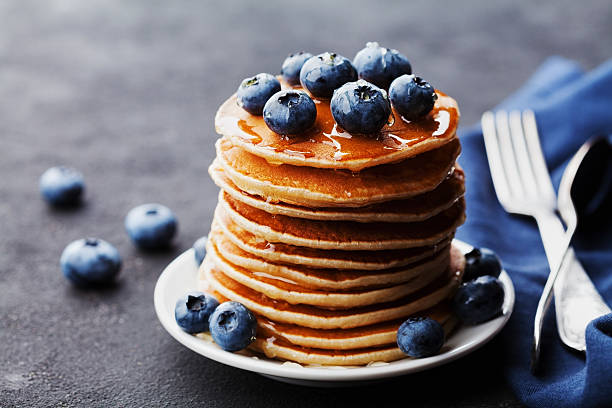 pfannkuchen oder fritten mit heidelbeeren und honigsirup - shrove tuesday stock-fotos und bilder