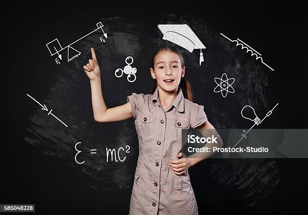Kleines Mädchen Hat Idee In Der Nähe Von Tafel Kind Zeigt Finger Nach Oben Stockfoto und mehr Bilder von Akademischer Abschluss