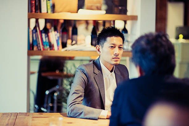 カフェでのカジュアルな会議で2人の男性 - 対話 ストックフォトと画像